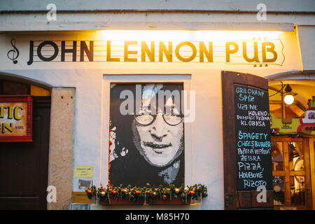 Sehenswürdigkeiten von Prag. John Lennon's Pub mit Portrait des Musikers und Menü mit Weihnachtsschmuck Stockfoto