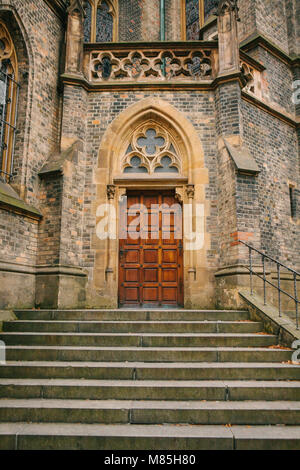 Schönen antiken Tür in der katholischen Kathedrale. Eintritt in die Kirche. Außen von einem religiösen Gebäude Stockfoto