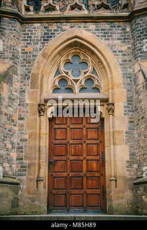 Schönen antiken Tür in der katholischen Kathedrale. Eintritt in die Kirche. Außen von einem religiösen Gebäude Stockfoto