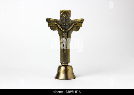 Kreuz Messing mit Statue von Jesus, leeren Raum auf der rechten und linken Seite Stockfoto