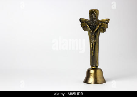 Kreuz Messing mit Statue von Jesus, leeren Raum auf der linken Seite Stockfoto