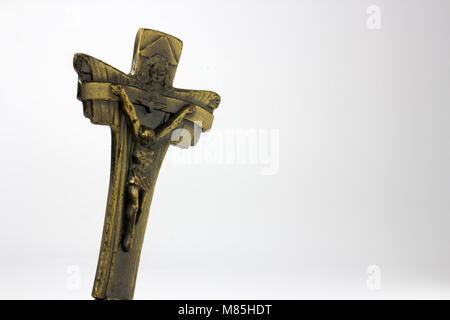 Kreuz Messing mit Statue von Jesus, leeren Raum auf der rechten Seite Stockfoto