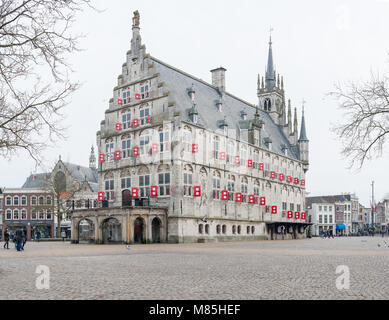 Gouda, Niederlande - 4. März, 2018: Das alte Rathaus von Gouda im Winter in den Niederlanden Stockfoto