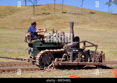 Arbeiten Fowler V F Diesel 1 Zylinder Planierraupe im Vintage Maschinen zeigen. Stockfoto