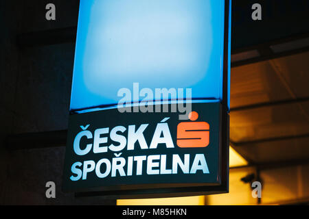 Nahaufnahme der leuchtende blaue Fahne der tschechischen Bank - Ceska sporitelna Stockfoto