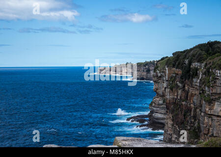 Klippen auf das Meer von South Head Sydney Australien in Richtung Dover Heights und Bondi suchen Stockfoto