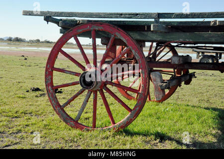 RUSTY CRUSTY UND FÄLLT AUSEINANDER VINTAGE WAGEN RÄDER Stockfoto