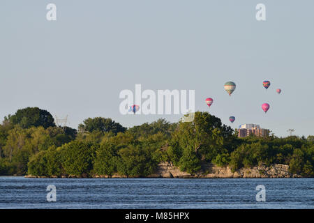 Heißluft-ballons über dem Ottawa River, als Teil des jährlichen Festival des mongolfieres in Gatineau Stockfoto