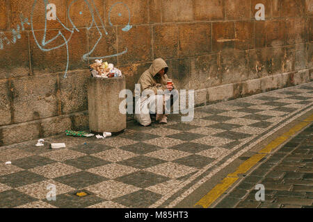 Prag, Tschechische Republik, 24. Dezember 2016: Obdachlose hungrigen Armen Mann sitzt auf dem Bürgersteig in der Innenstadt. Stockfoto