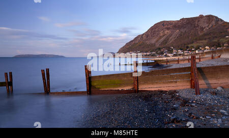 Rostigem Eisen Llanfairfechan buhnen am Strand an der Küste von Nordwales Stockfoto