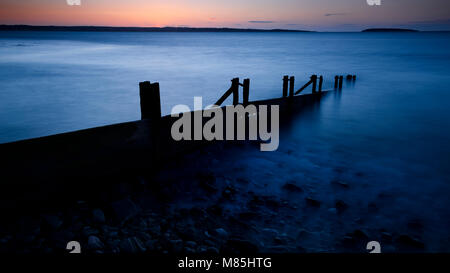 Rostigem Eisen Llanfairfechan buhnen am Strand an der Küste von Nordwales in der Dämmerung Stockfoto