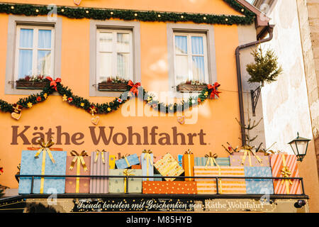 Deutschland, Rothenburg o.d. Tauber, 30. Dezember 2017: Käthe Wohlfahrt Weihnachtsschmuck und Spielzeug Shop. Ein beliebtes Spielzeug store in Deutschland. Europa. Stockfoto