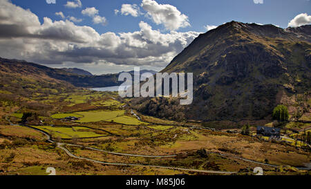 Das Tal und die Berge von Llyn Gwynant, Snowdonia, North Wales an einem sonnigen Tag Stockfoto