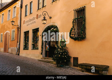 Rothenburg o.d. Tauber, Deutschland, 30. Dezember 2016: eine Straße mit geschmückten Geschäfte während der Weihnachtsferien. Schön geschmückte Häuser in der tradi Stockfoto