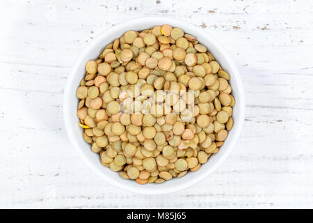 Grüne Linsen roh von oben Schüssel Holzbrett Holz Stockfoto
