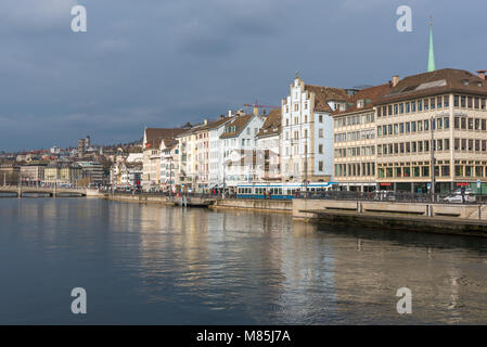 Limmat in Zürich, Schweiz, an einem bewölkten Tag Stockfoto
