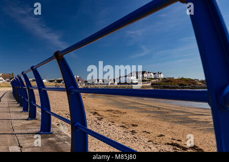 Geländer an der Promenade von Trearddur Bay, Anglesey an der Küste von Nordwales Stockfoto