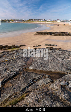 Felsen und Sand am Strand von Trearddur Bay, Anglesey, Nordwales Küste Stockfoto