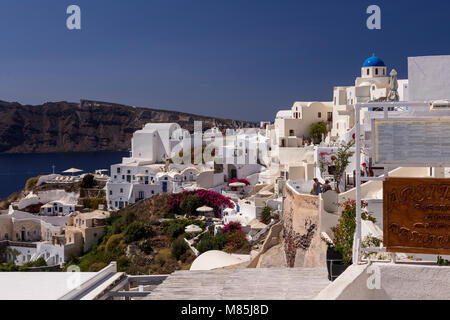 Weiß gestrichenen Gebäude in Oia auf Santorin in der Ägäis Stockfoto