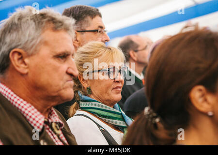 Prag, 23. September 2017: Feier der traditionellen deutschen Bier Festival namens Oktoberfest in der Tschechischen Republik. Eine ältere Frau in der traditionellen Stockfoto