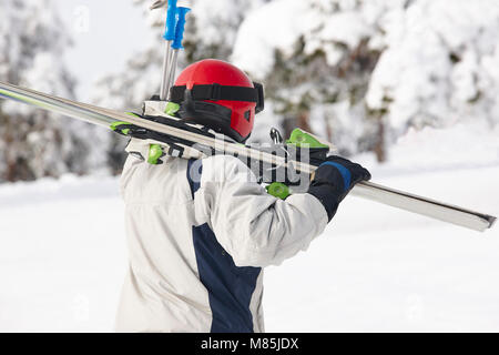 Skifahrer mit Ski an einem verschneiten Wald landschaft. Winter Sport Stockfoto