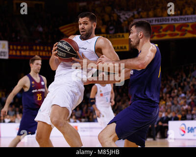 BARCELONA, SPANIEN - 11. März: Felipe Reyes, #9 von Real Madrid in Aktion mit Pierre Oriola, Nr. 18 des FC Barcelona Lassa während des 2017/2018 Endesa ACB Stockfoto