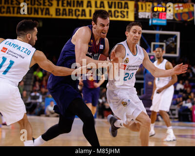 BARCELONA, SPANIEN - 11. März: Victor Claver, #30 von FC Barcelona Lassa in Aktion mit Facundo Campazzo, #11 von Real Madrid und Jaycee Carroll, #20 von Stockfoto