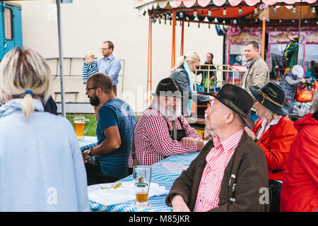 Prag, 23. September 2017: Feier der traditionellen deutschen Bier Festival namens Oktoberfest in der Tschechischen Republik. Menschen mit jedem ot kommunizieren Stockfoto