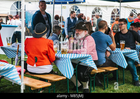 Prag, 23. September 2017: Feier der traditionellen deutschen Bier Festival namens Oktoberfest in der Tschechischen Republik. Menschen mit jedem ot kommunizieren Stockfoto