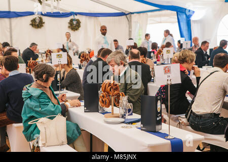 Prag, 23. September 2017: Feier der traditionellen deutschen Bier Festival namens Oktoberfest in der Tschechischen Republik. Menschen mit jedem ot kommunizieren Stockfoto