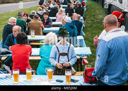 Prag, 23. September 2017: Feier der traditionellen deutschen Oktoberfest Oktoberfest in der Tschechischen Republik. Der Vater kommuniziert mit dem frien Stockfoto