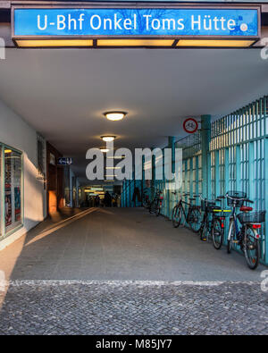 Berlin, Zehlendorf. Onkel Toms Hütte Onkel Toms Hütte, die U-Bahn U-Bahn Eingang & Shopping Street. Stockfoto