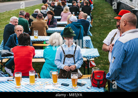 Prag, 23. September 2017: Feier der traditionellen deutschen Oktoberfest Oktoberfest in der Tschechischen Republik. Der Vater kommuniziert mit dem frien Stockfoto