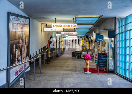 Berlin, Zehlendorf. Onkel Toms Hütte Onkel Toms Hütte, die U-Bahn U-Bahn Shopping Straße verläuft parallel zum Bahnhof. Stockfoto