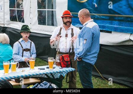 Prag, 23. September 2017: Feier der traditionellen deutschen Oktoberfest Oktoberfest in der Tschechischen Republik. Der Vater kommuniziert mit dem frien Stockfoto