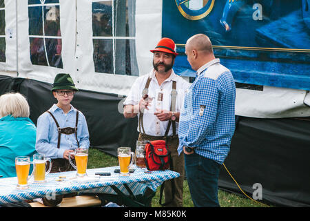 Prag, 23. September 2017: Feier der traditionellen deutschen Oktoberfest Oktoberfest in der Tschechischen Republik. Der Vater kommuniziert mit dem frien Stockfoto