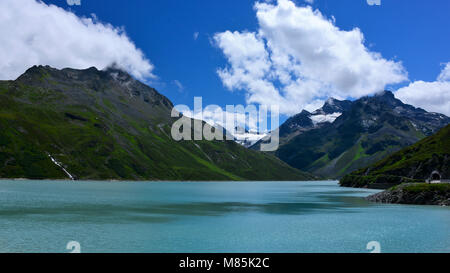 Silvretta Stausee in Österreich das Wasser türkis mit blauer Farbe ist perfekt mit dem Auto auf der Straße zu besuchen Alpen Stockfoto