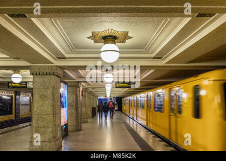 Berlin Wilmersdorf, Hohenhollernplatz U3 U-Bahn U-Bahn Bahnhof Interieur. Gelbe Zug und Menschen zu Fuß auf Plattform Stockfoto