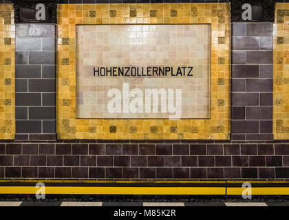 Berlin Wilmersdorf, Hohenhollernplatz U3 U-Bahn U-Bahn, Station Name im dekorativen gelben und braunen Fliesen Stockfoto