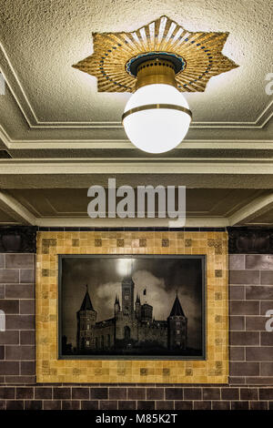 Berlin Wilmersdorf, Hohenhollernplatz U3 U-Bahn U-Bahn Bahnhof Interieur. Licht mit Mosaik Rahmen, historische Fotos und bunten Kacheln Stockfoto