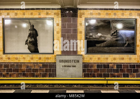 Berlin Wilmersdorf, Hohenhollernplatz U3 U-Bahn U-Bahn Bahnhof Interieur. Grundstein, historische Fotografien, dekorative Fliesen Stockfoto