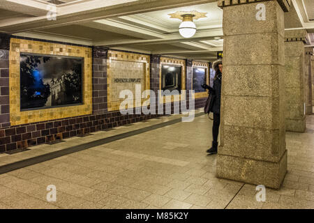 Berlin Wilmersdorf, Hohenhollernplatz U3 U-Bahn U-Bahn Bahnhof Innenraum, Braun und Gelb gefliesten Wänden, historischen Fotos Stockfoto