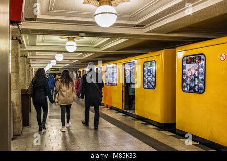 Berlin Wilmersdorf, Hohenhollernplatz U3 U-Bahn U-Bahn Bahnhof Interieur. & Leute Zug auf Plattform Stockfoto