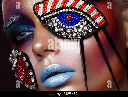 Schöne Mädchen mit kreativen Make-up im Pop Art Stil. Schönheit Gesicht. Foto im Studio getroffen Stockfoto