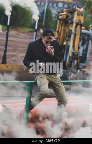 Blonde hooligan Standortwahl am Handlauf und Rauchen cigaretes Stockfoto