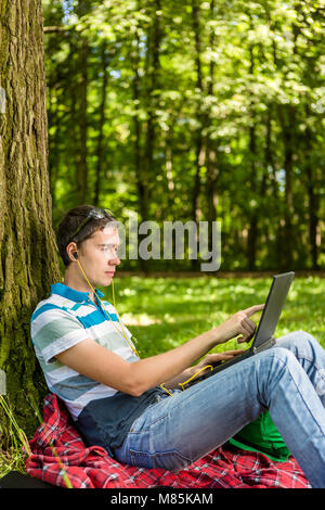 Bild von Studenten mit Laptops und in Kopfhörer Stockfoto