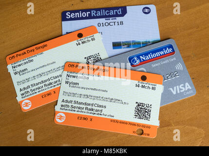 Bahn-tickets mit einem Senior Bahncard und eine Kreditkarte. Stockfoto