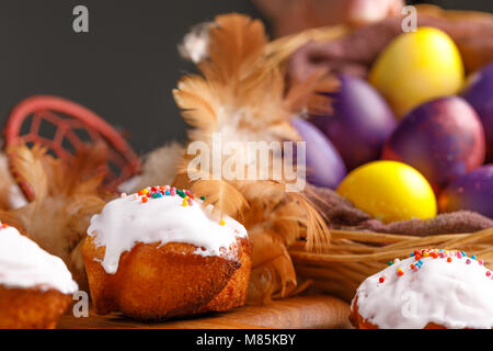 Cupcakes und gefärbte Ostereier mit einem Attribut einer Dream Catcher eingerichtet. Still-life auf einem hölzernen Hintergrund. Stockfoto