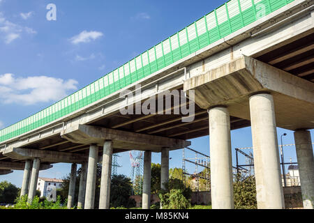 Erhöhten Expressway. Die Kurve der Suspension Bridge. Autobahn Straße Stockfoto