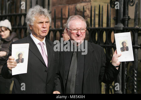 Stan Boardman mit Dennis Taylor bei Frank Carson Beerdigung, Belfast, Nordirland, Samstag, 3. März 2012. Foto/Paul McErlane Stockfoto